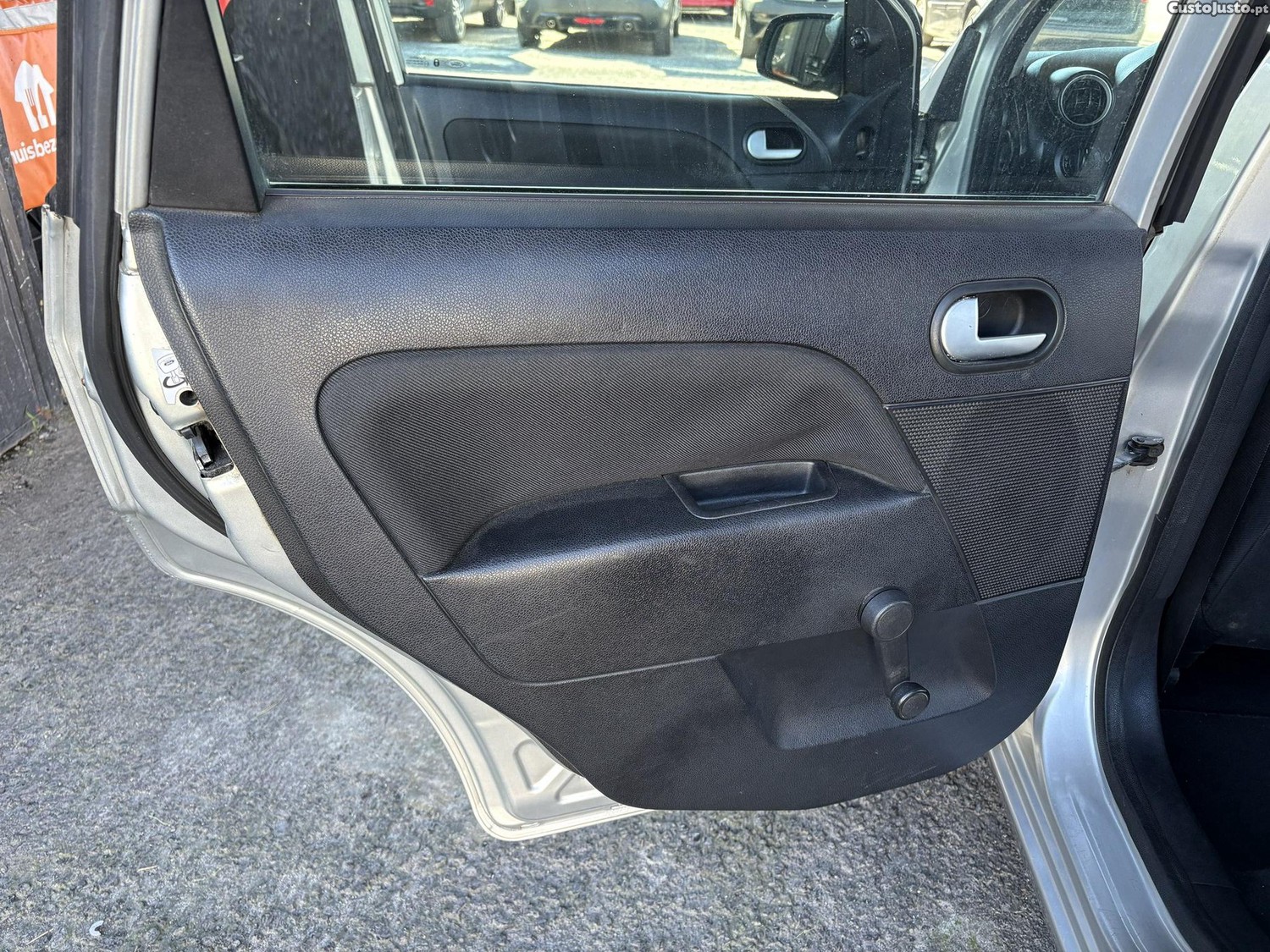 Ford Fiesta 1.25 Ambiente — fotografia 4