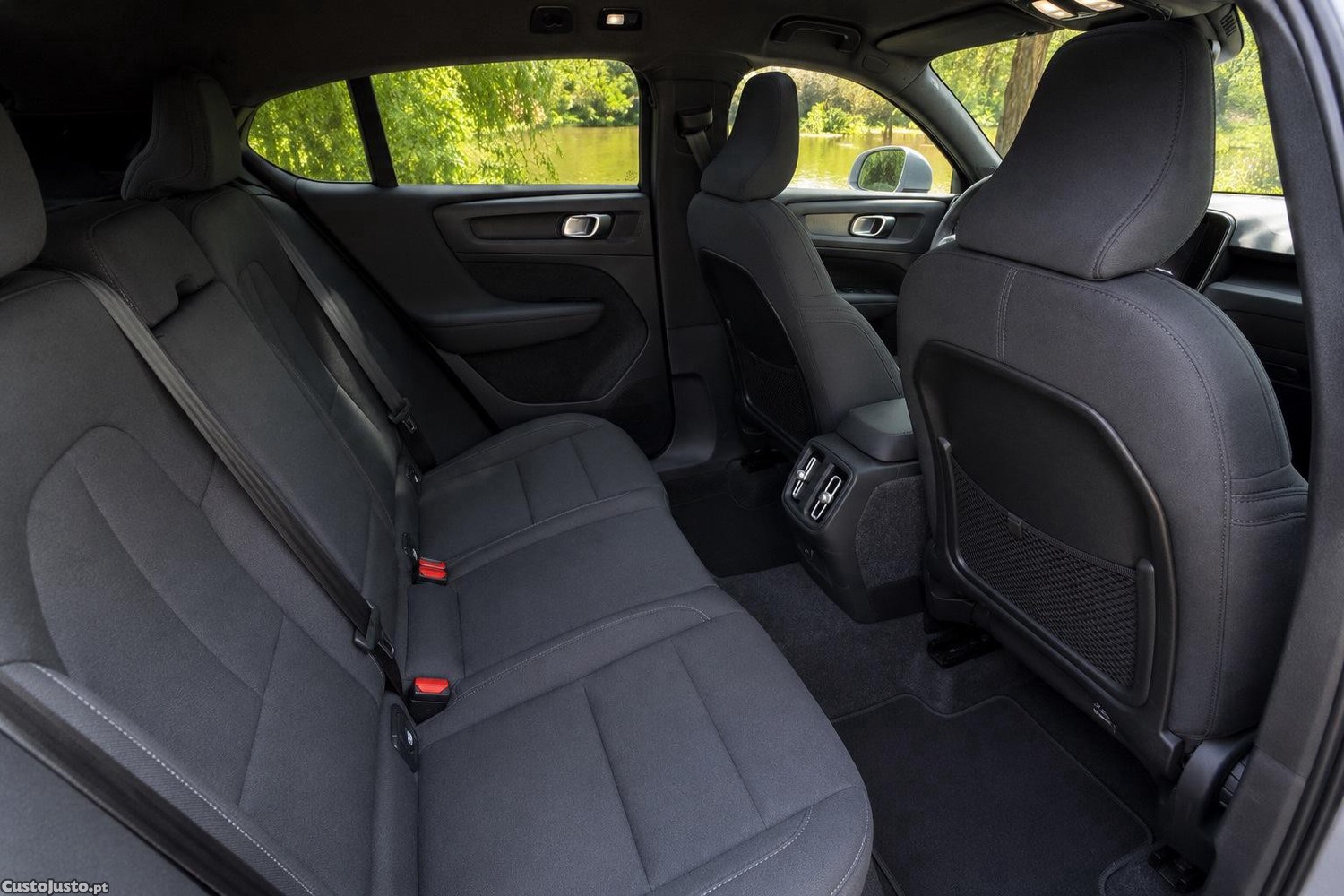 Volvo C40 Twin Pure 300 kW 1st Edition AWD — fotografia 8