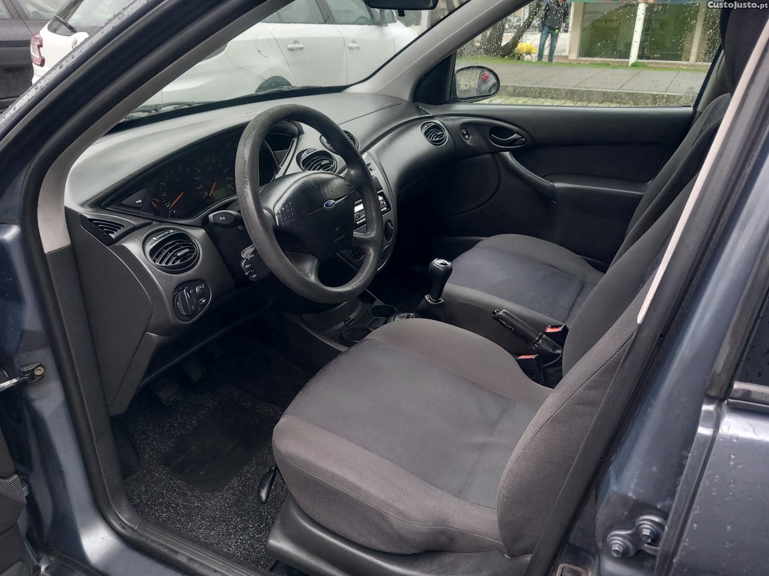 Ford Focus 1.4 Ambiente — fotografia 11