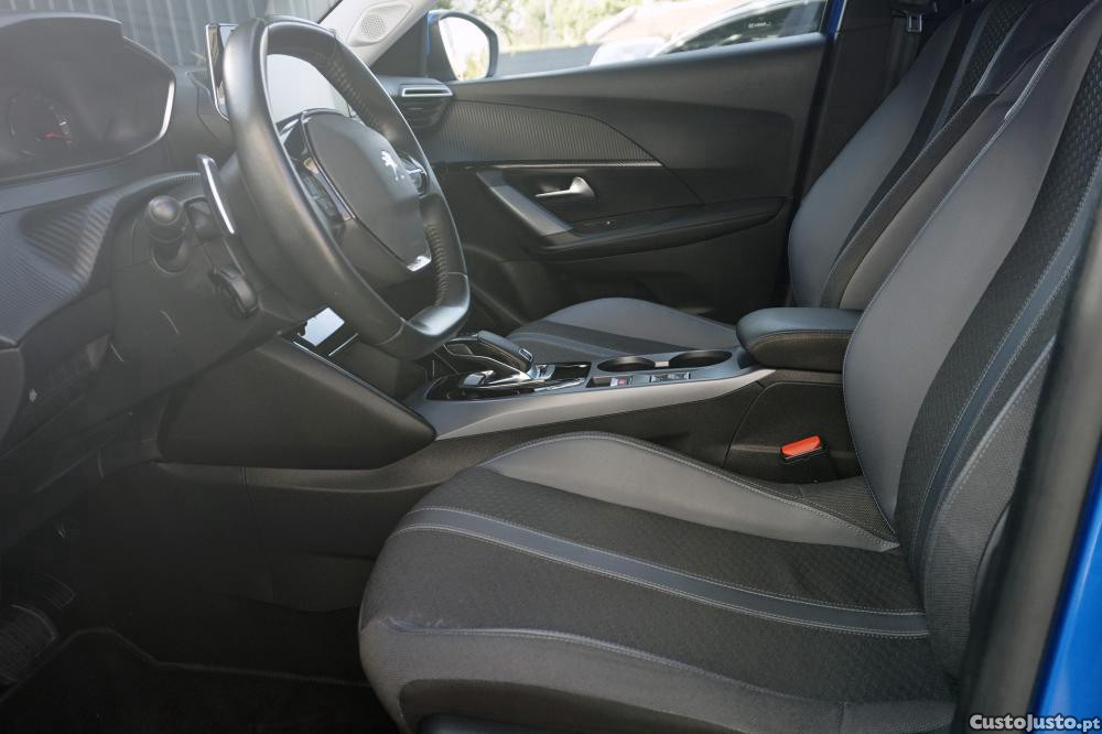 Peugeot 2008 1.2 PureTech Allure — fotografia 19