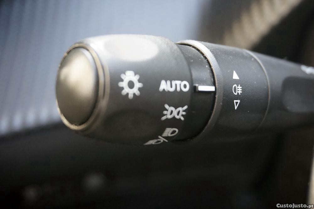 Peugeot 2008 1.2 PureTech Allure — fotografia 9