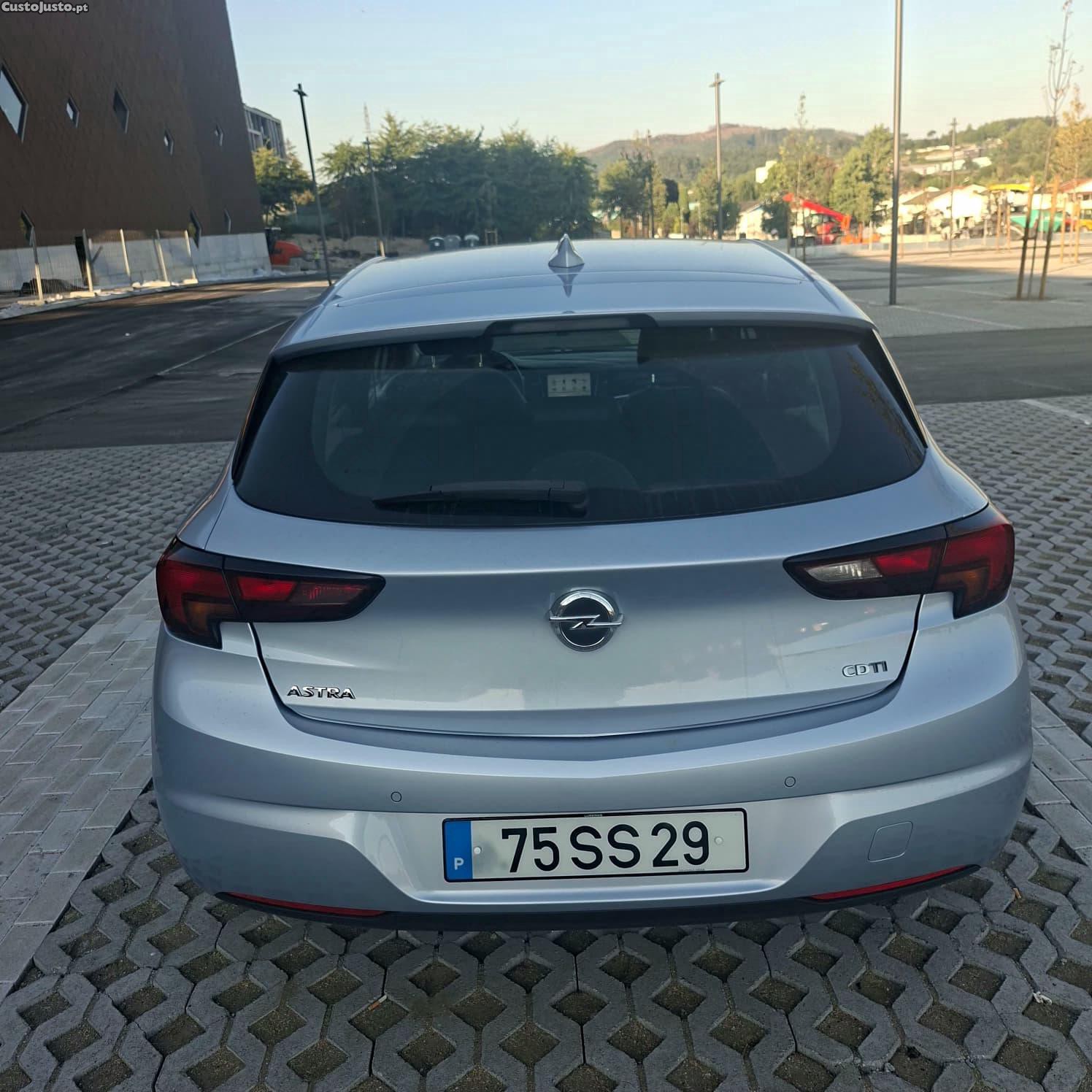 Opel Astra + — fotografia 3