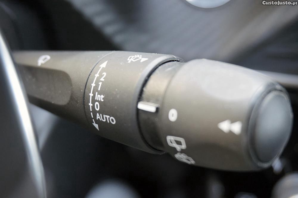 Peugeot 2008 1.2 PureTech Allure — fotografia 8
