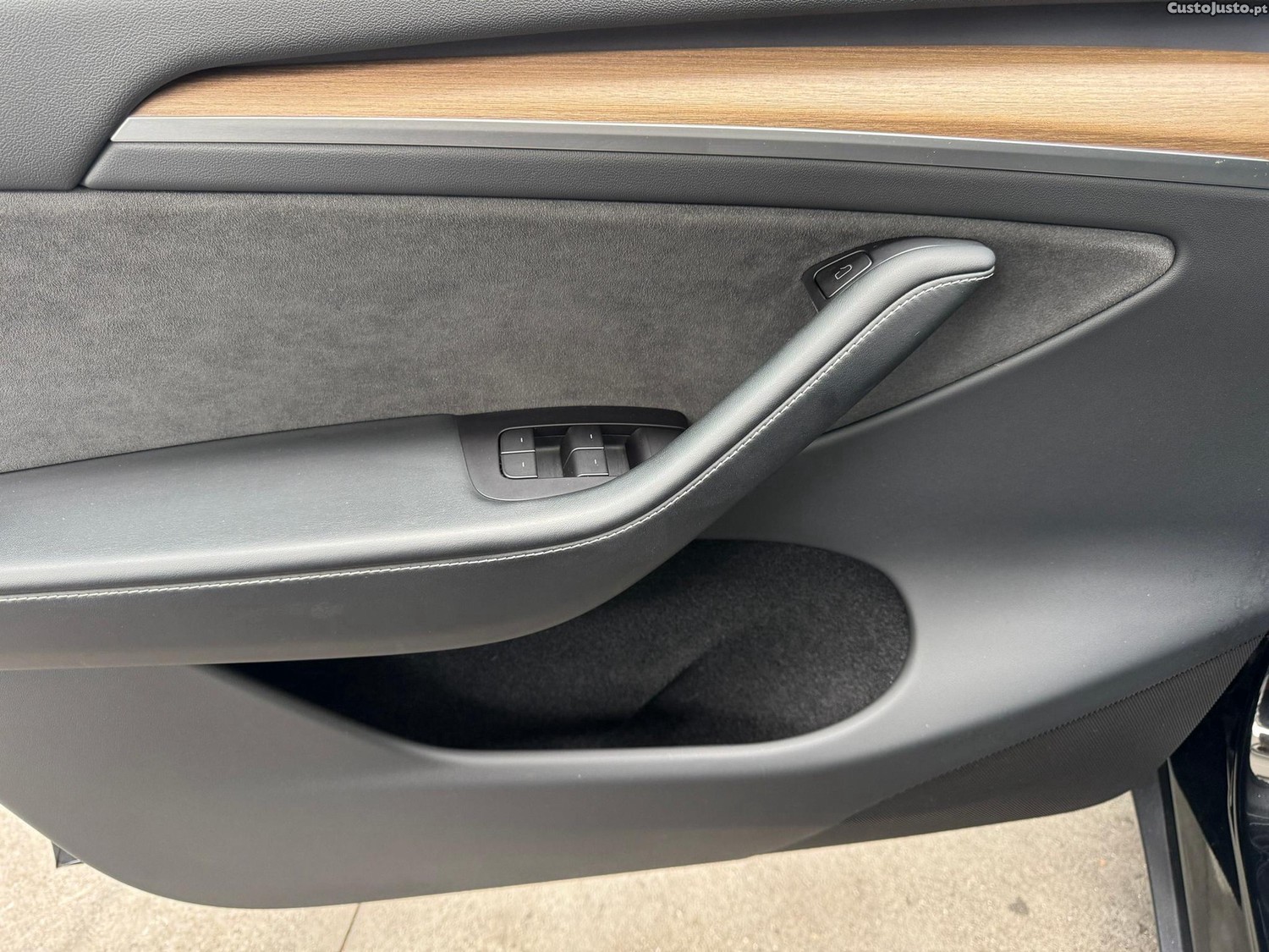 Tesla Model Y Tração Traseira — fotografia 16