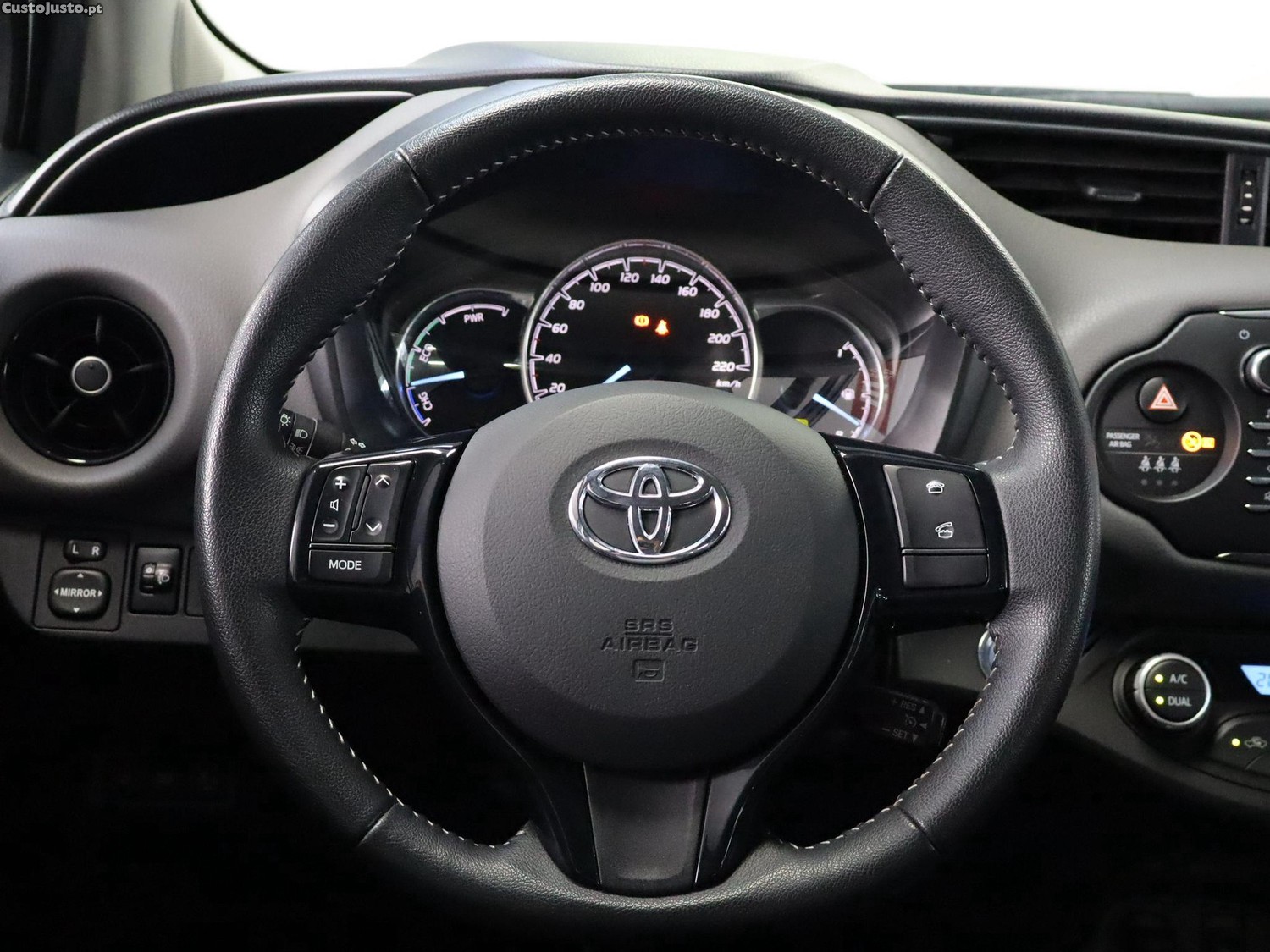 Toyota Yaris 1.5 HSD Comfort — fotografia 11