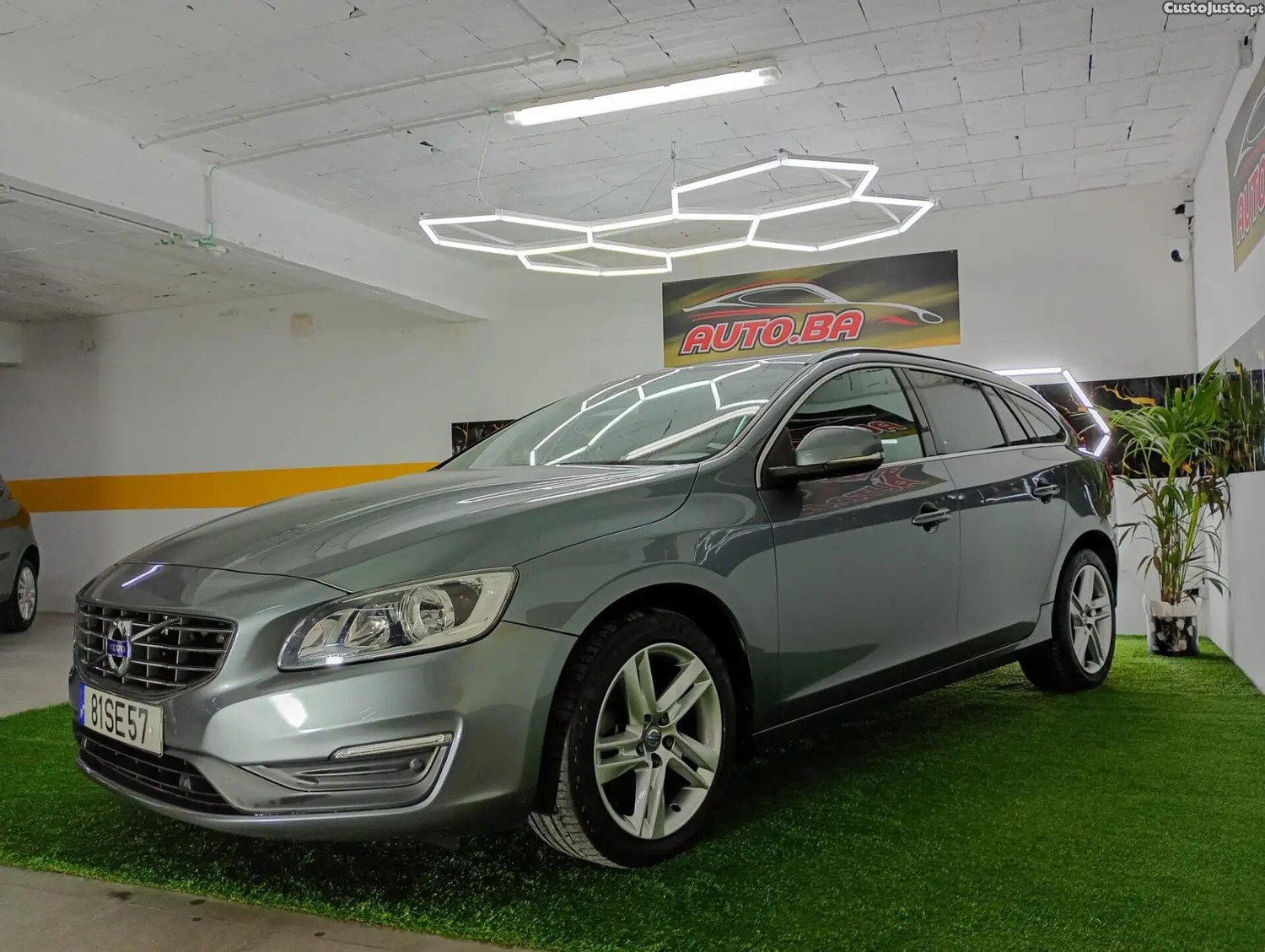 Volvo V60 2.0 D2 R-Design Momentum — fotografia 21