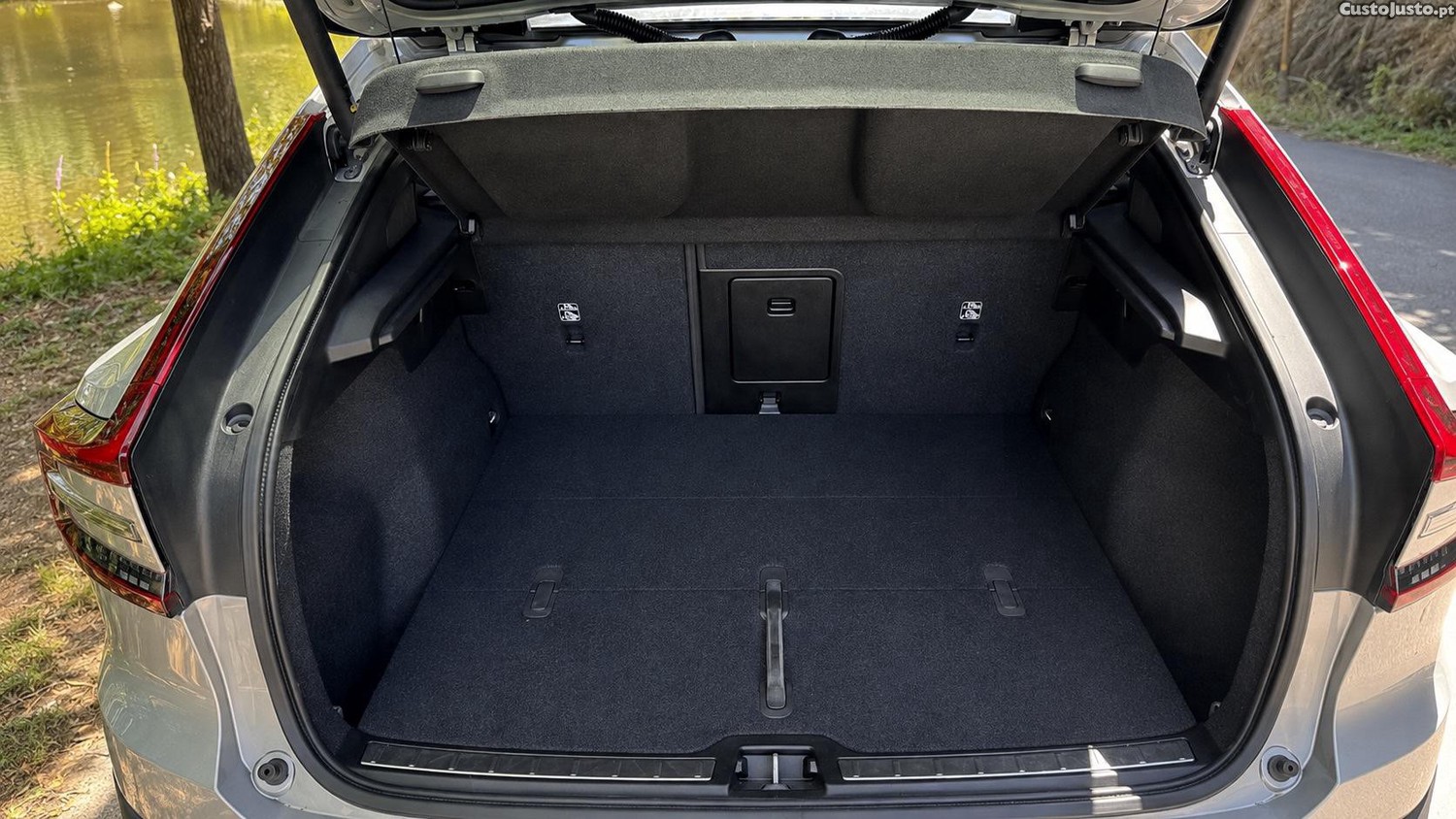 Volvo C40 Twin Pure 300 kW 1st Edition AWD — fotografia 2
