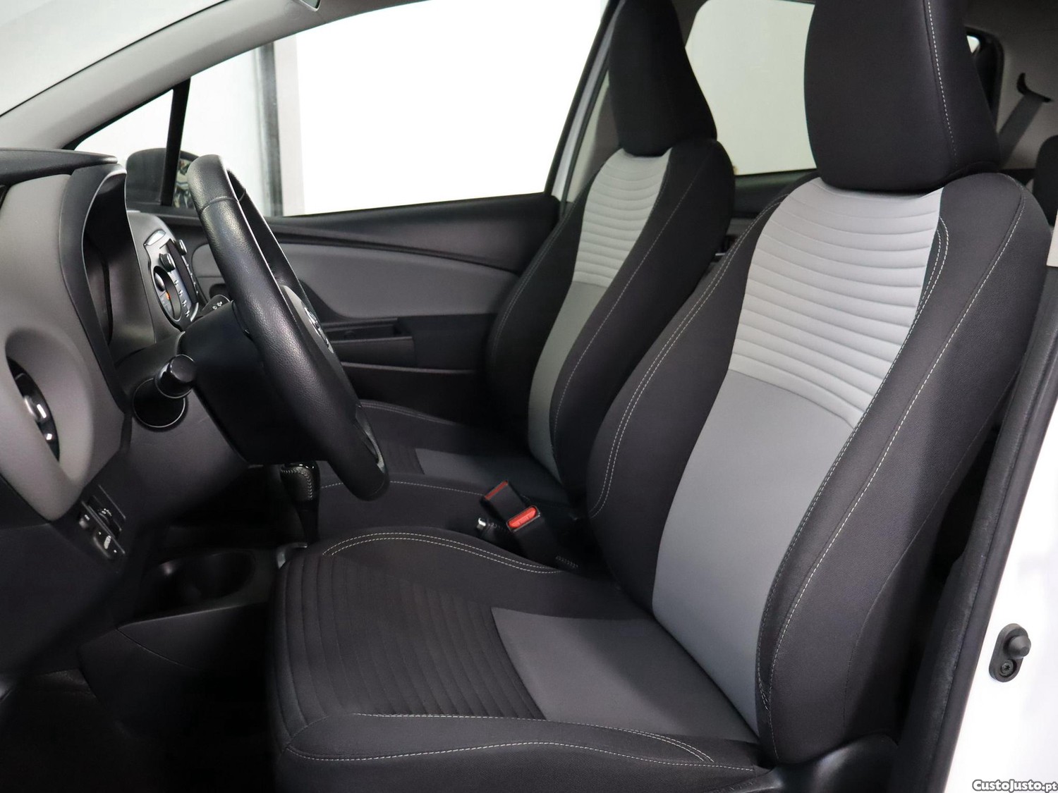 Toyota Yaris 1.5 HSD Comfort — fotografia 14