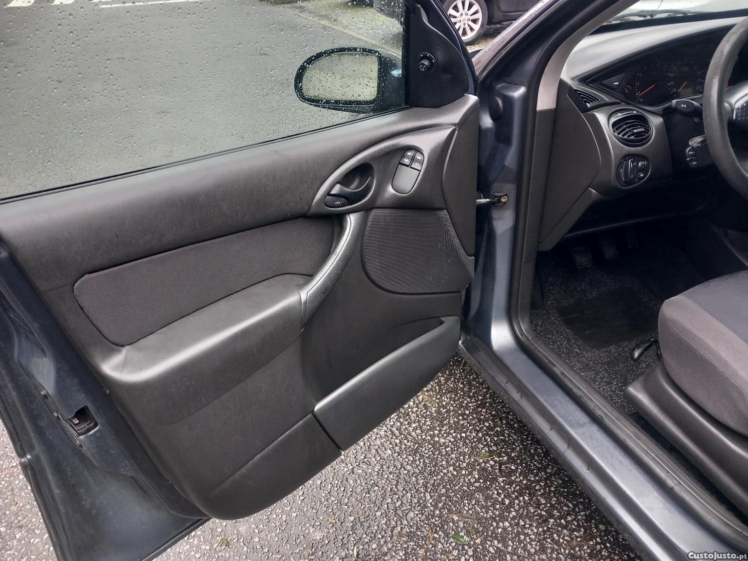 Ford Focus 1.4 Ambiente — fotografia 10