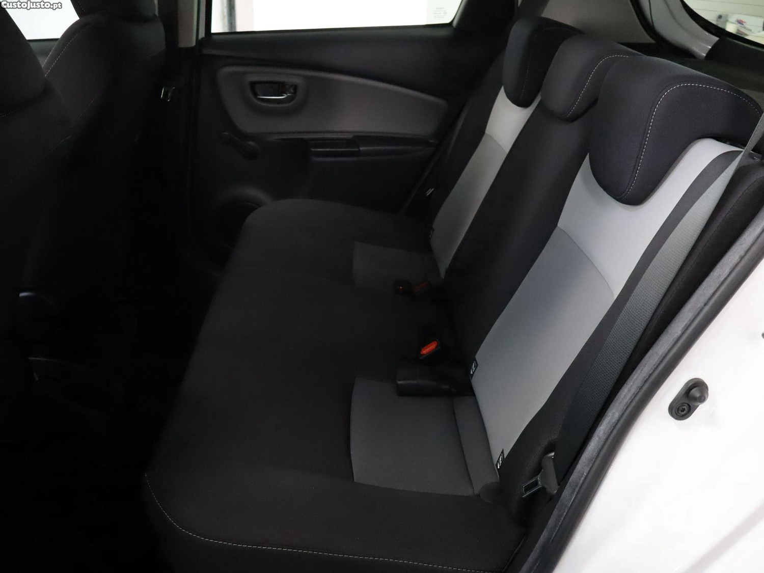 Toyota Yaris 1.5 HSD Comfort — fotografia 13