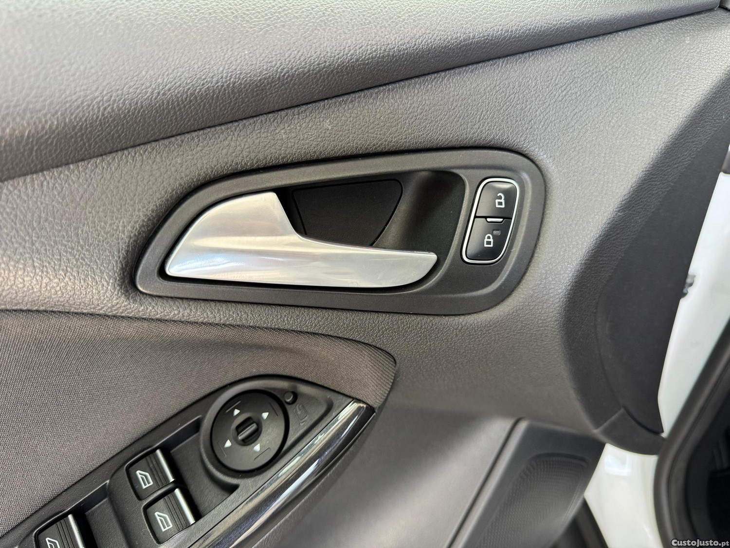 Ford Focus 1.0 SCTi Titanium — fotografia 14