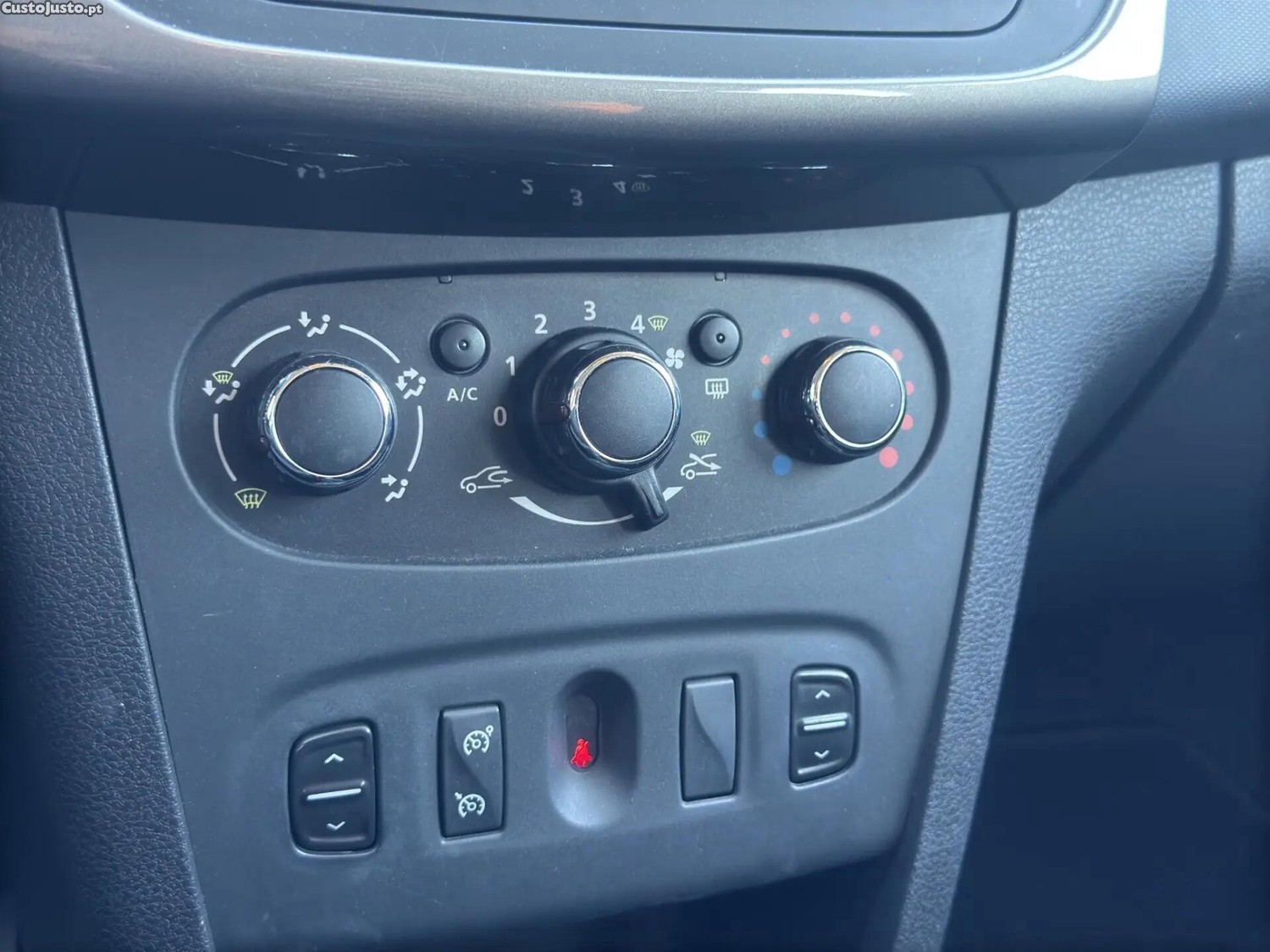 Dacia Logan 0.9 TCe Comfort Bi-Fuel — fotografia 4