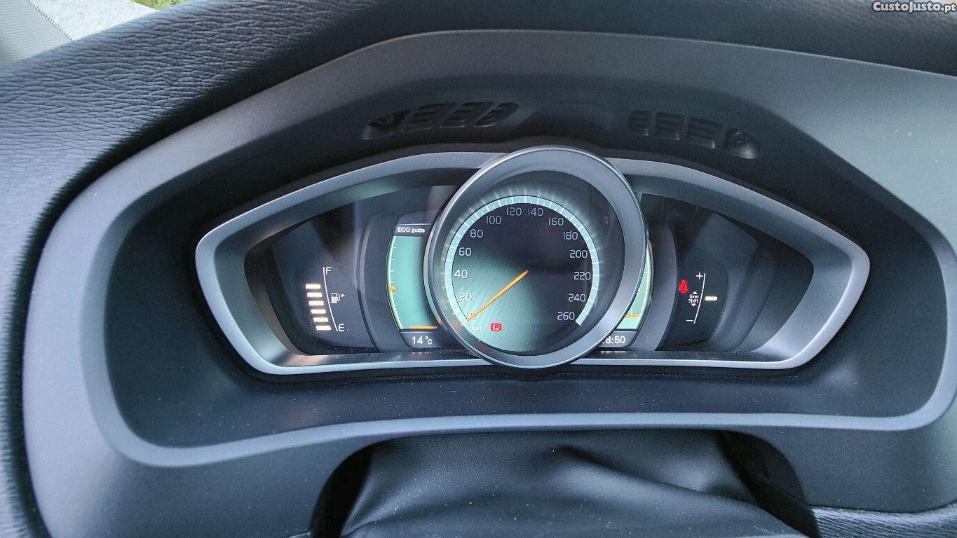 Volvo V40 D2 Momentum — fotografia 2