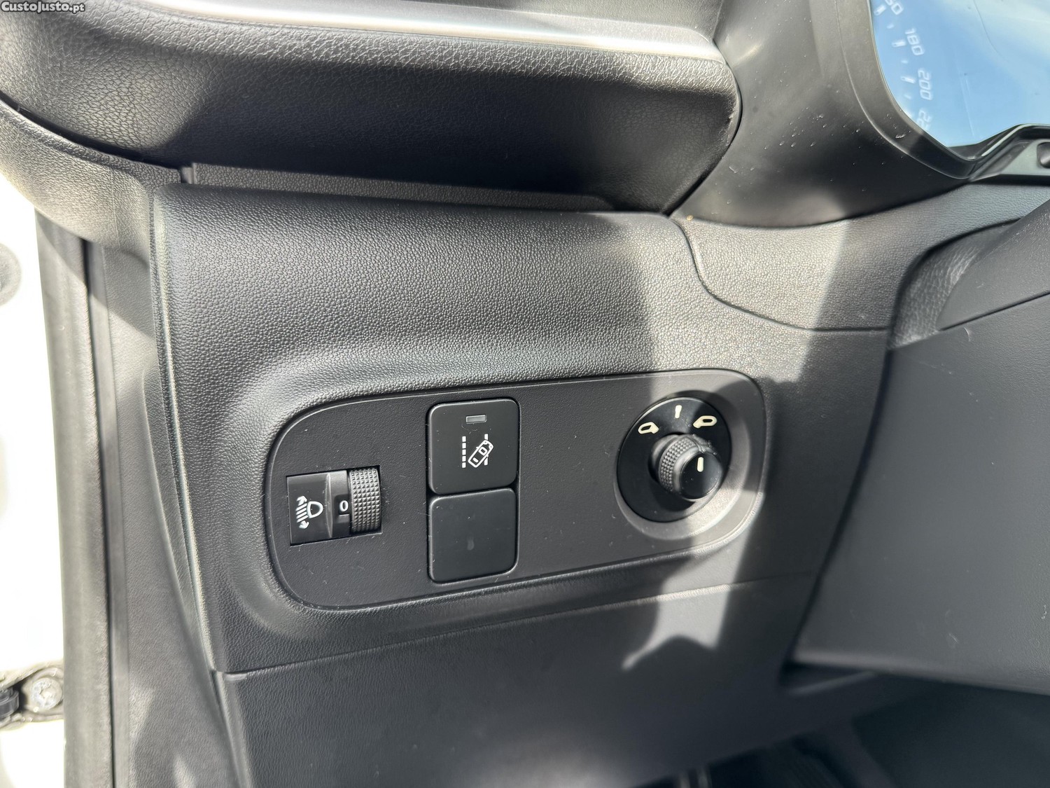 Citroën C3 1.2 2018 poucos kms — fotografia 2
