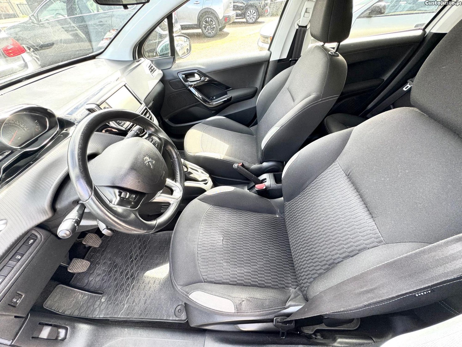 Peugeot 208 1.4 HDI STYLE — fotografia 2