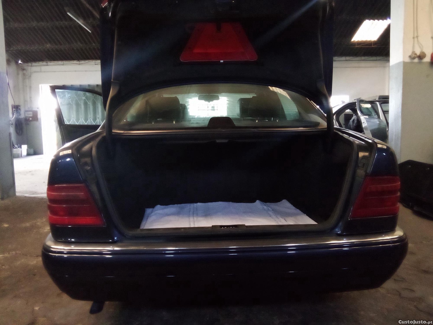 Mercedes-Benz E 200 E — fotografia 3