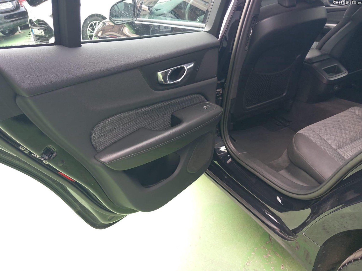 Volvo V60 2.0 D4 Momentum Geartronic — fotografia 4