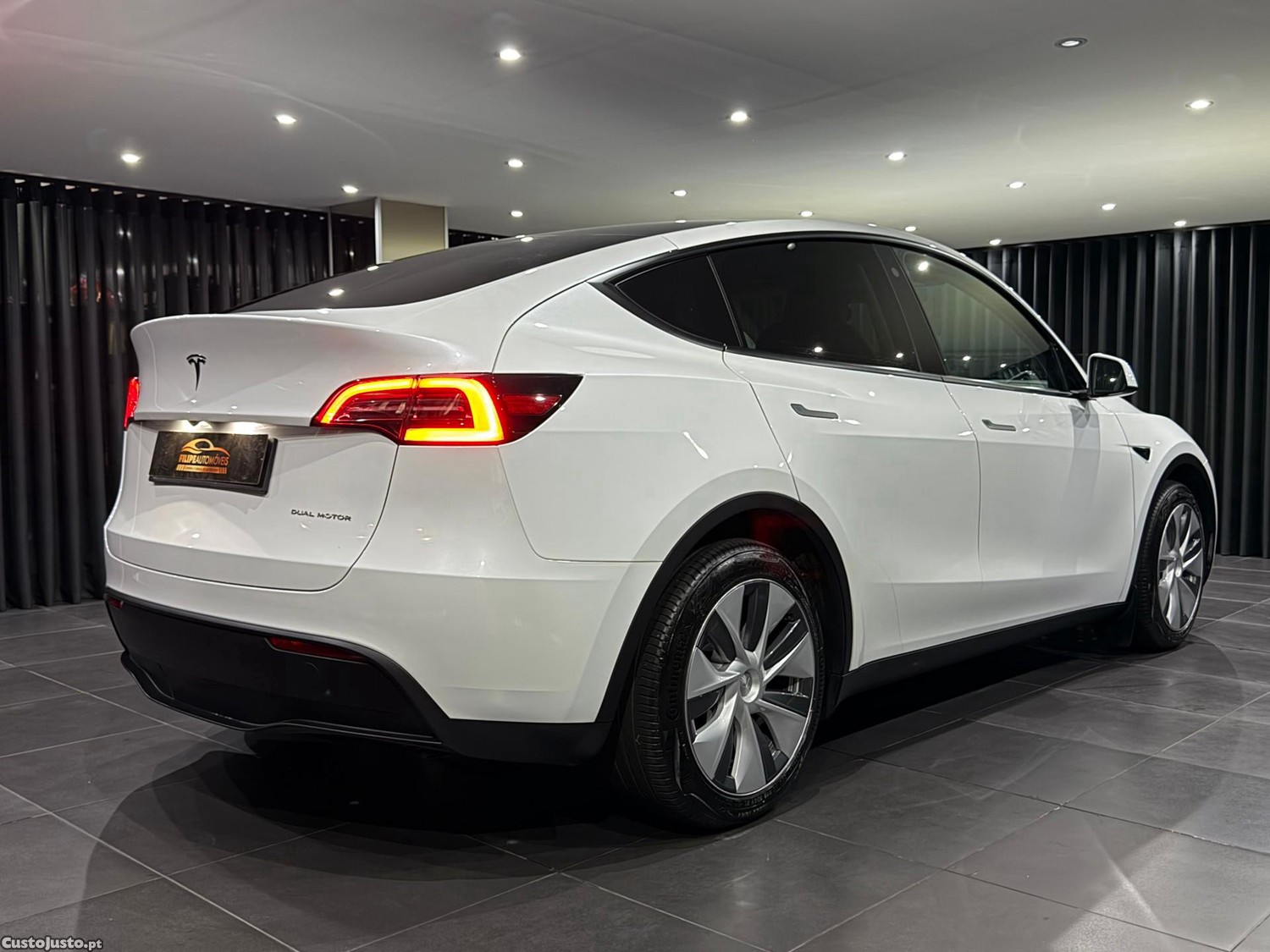 Tesla Model Y Long Range Dual Motor AWD — fotografia 18