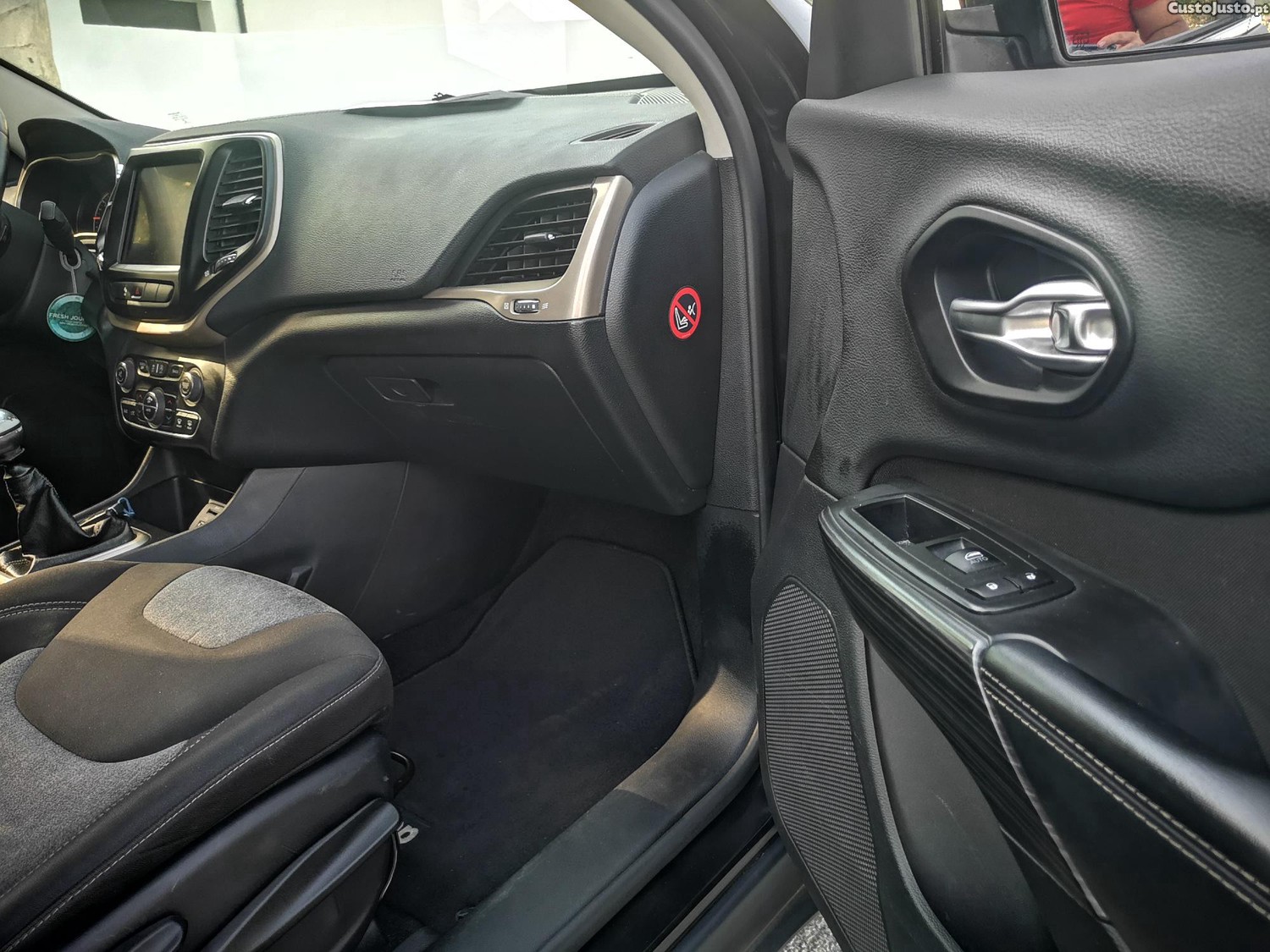 Jeep Cherokee 2.0 MJD LONGITUDE - NACIONAL - C/ GARANTIA - "C/ Gancho de Reboque — fotografia 8