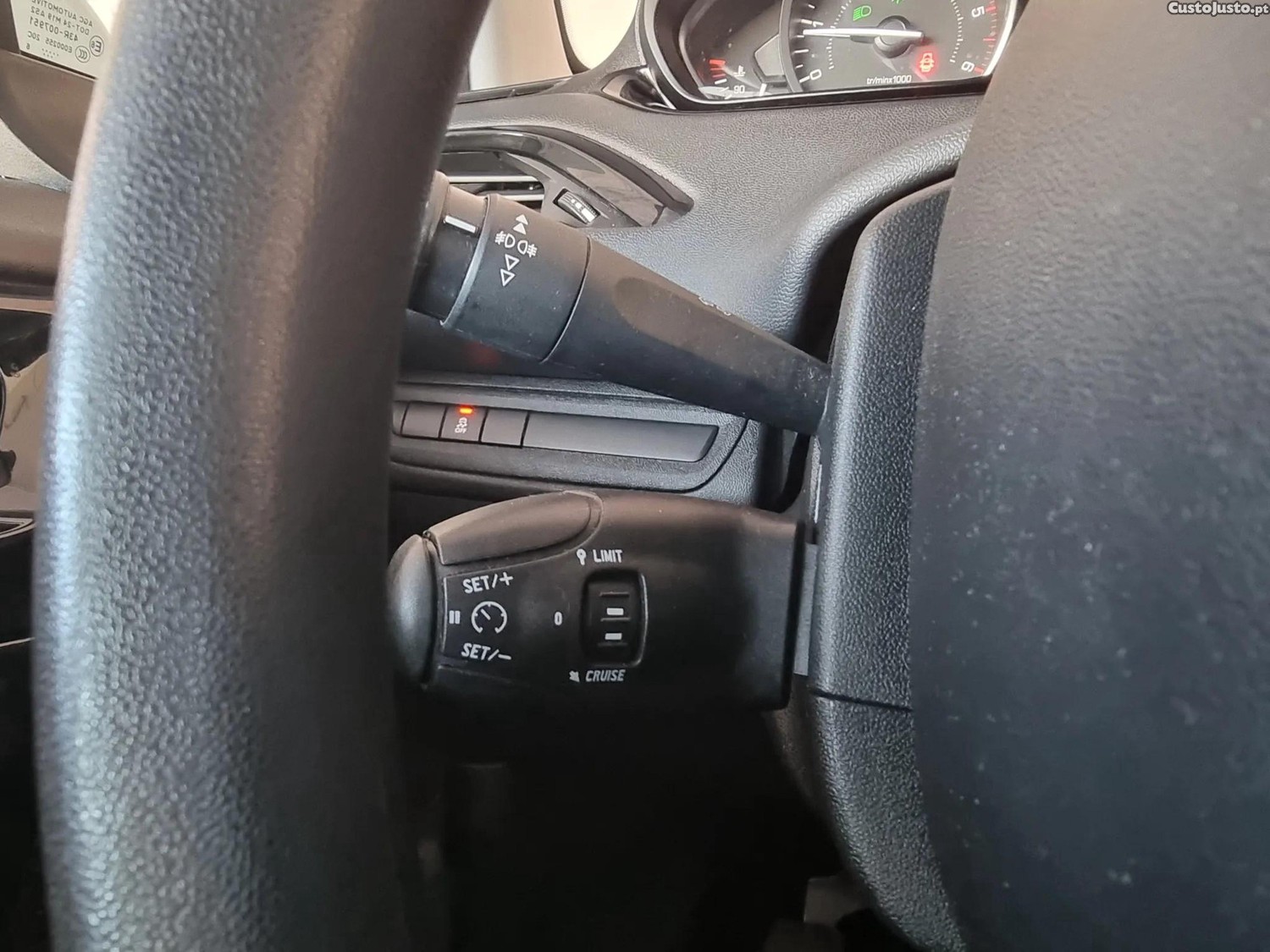 Peugeot 208 1.6 Blue-HDi Affaire Premium — fotografia 4