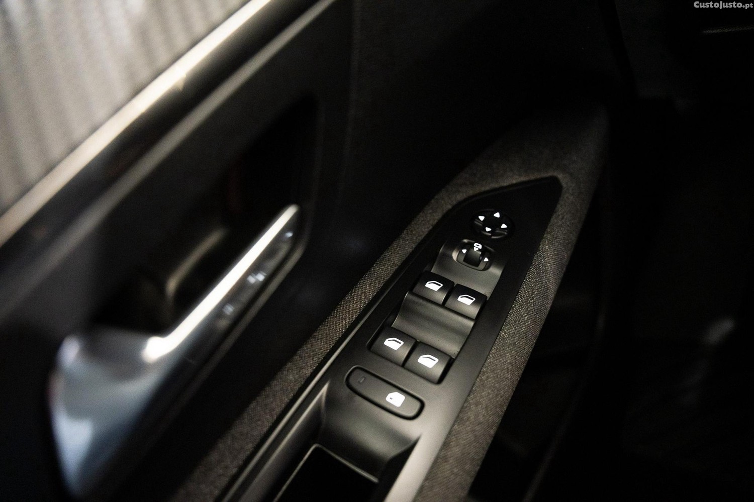 Peugeot 5008 1.2 PureTech Allure EAT8 — fotografia 4