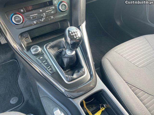 Ford Focus 1.5 TDCi Titanium — fotografia 8