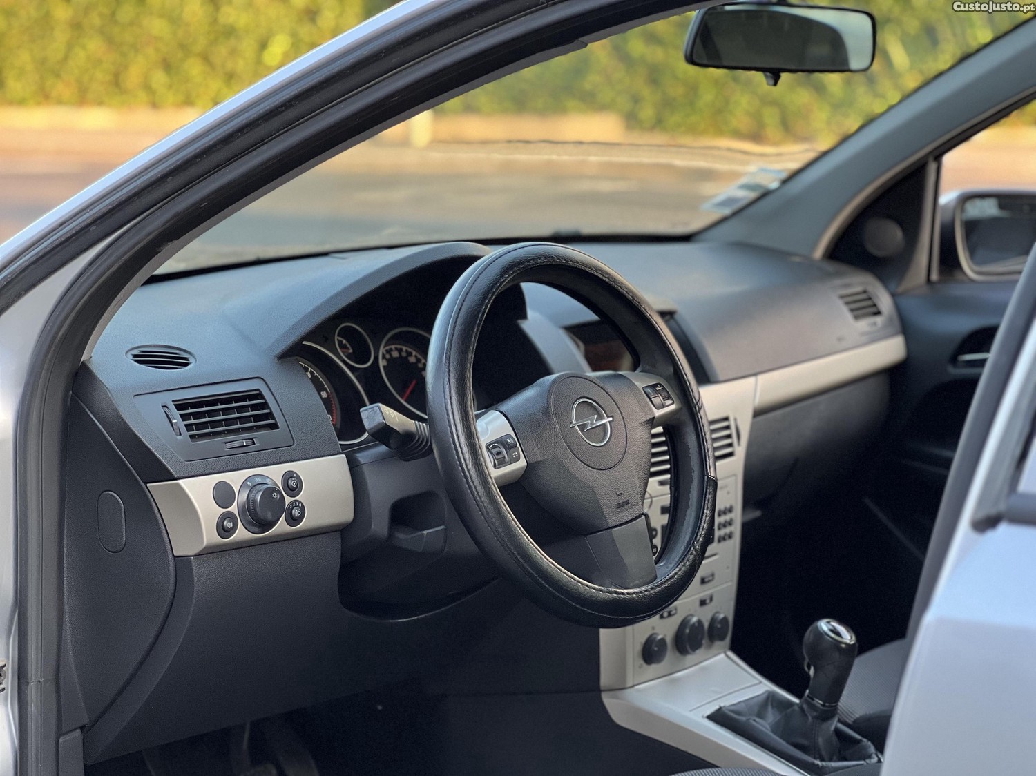 Opel Astra 1.3CDTI Eco Flex — fotografia 6