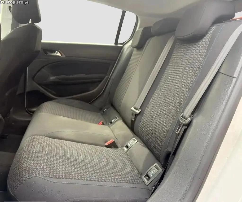 Peugeot 308 1.2 PureTech Style — fotografia 2