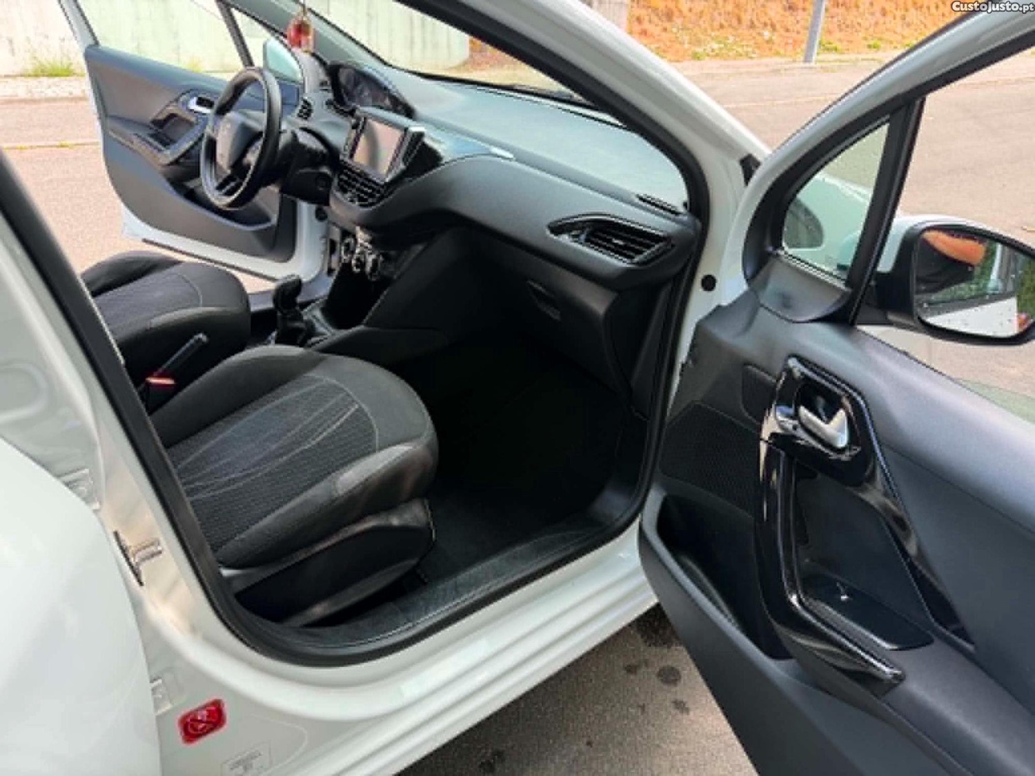 Peugeot 208 1.6 HDI ESTIMADO — fotografia 9
