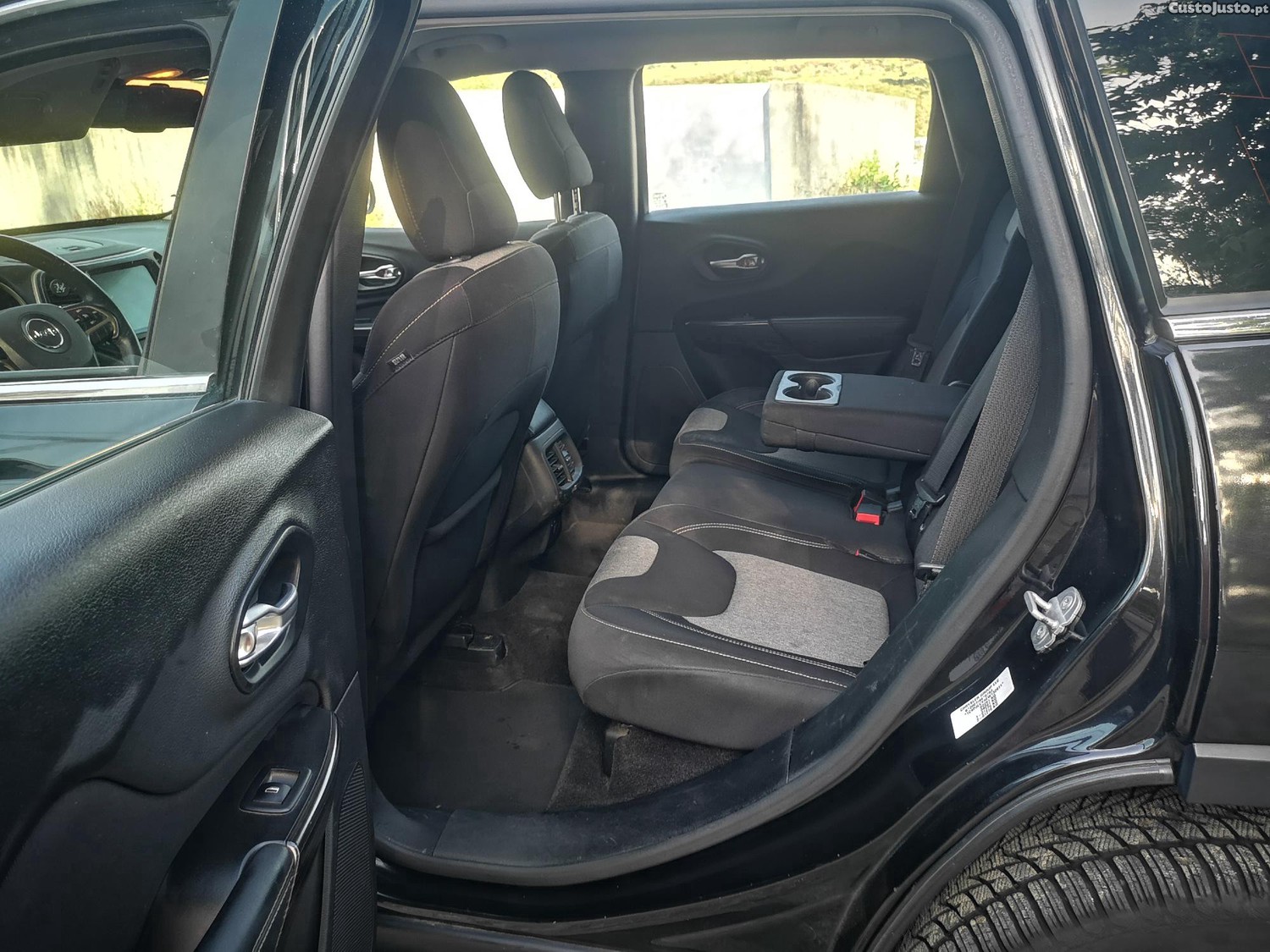 Jeep Cherokee 2.0 MJD LONGITUDE - NACIONAL - C/ GARANTIA - "C/ Gancho de Reboque — fotografia 16