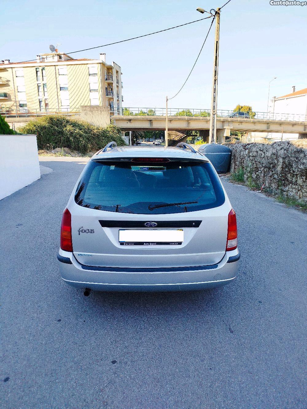 Ford Focus 1.4 gasolina ano 2004 impecável — fotografia 4