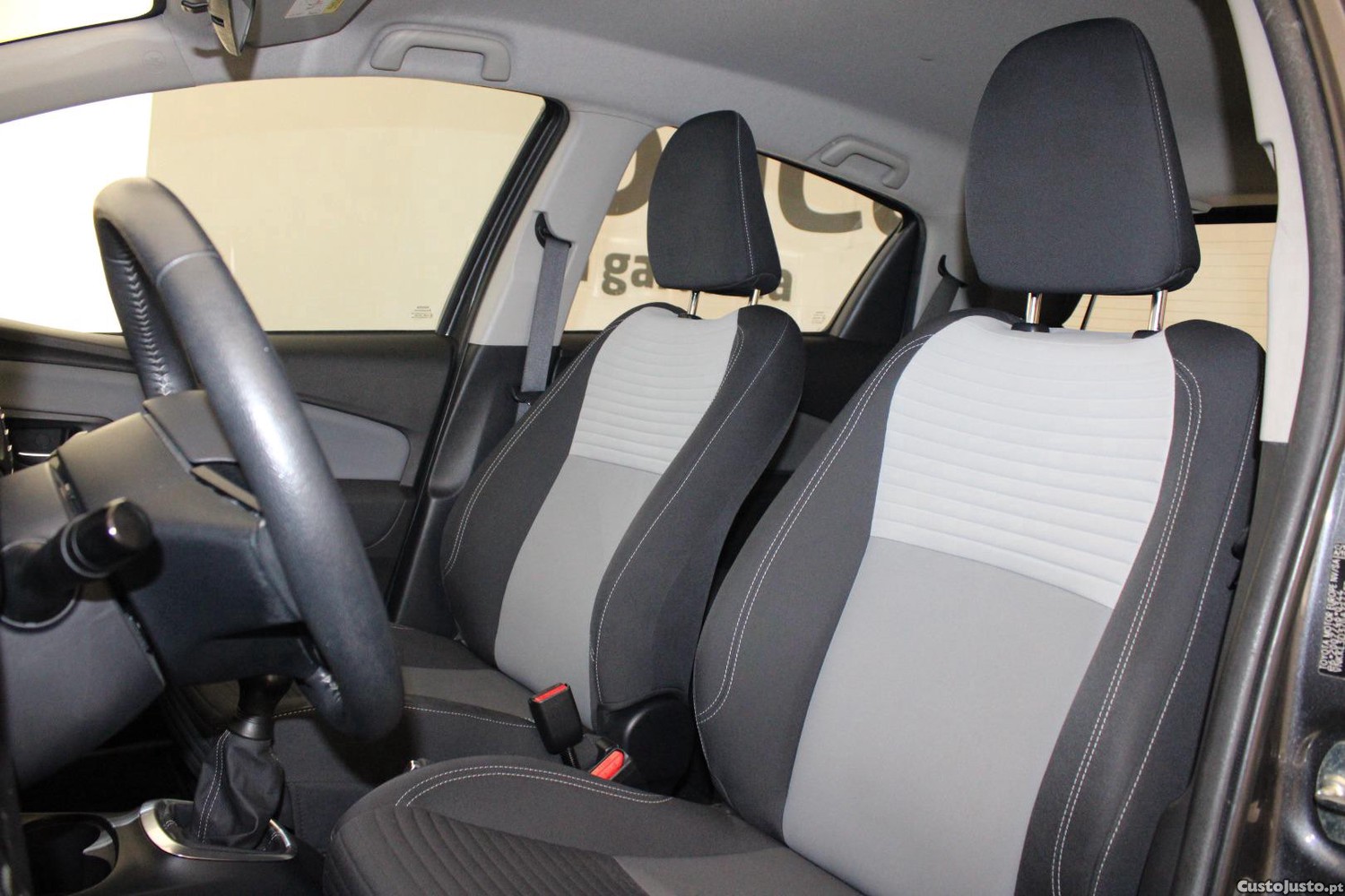 Toyota Yaris 1.0 VVT-I CONFORT — fotografia 9