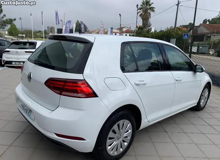 Volkswagen Golf 1.6 TDI Confortline — fotografia 16
