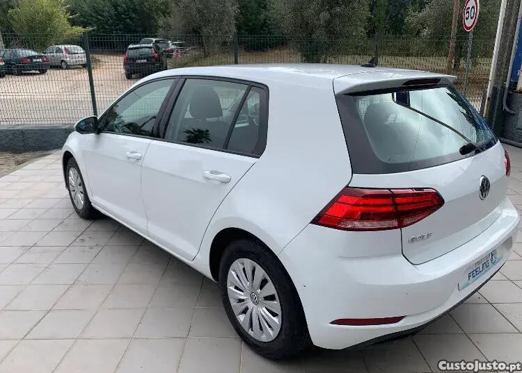 Volkswagen Golf 1.6 TDI Confortline — fotografia 15