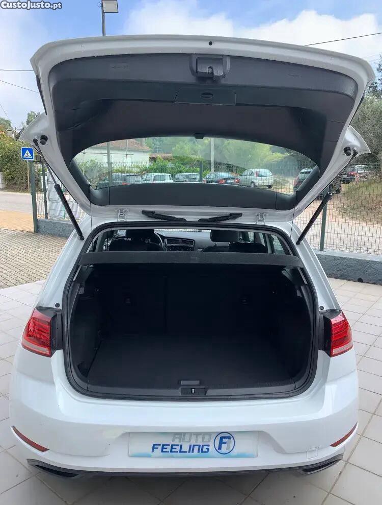 Volkswagen Golf 1.6 TDI Confortline — fotografia 13