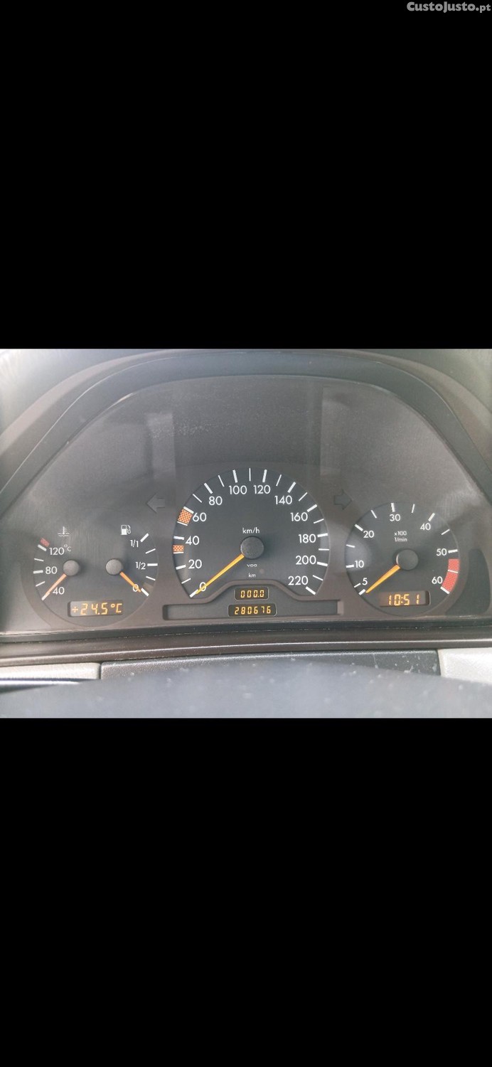 Mercedes-Benz E 220 220 Diesel (210 004) — fotografia 3