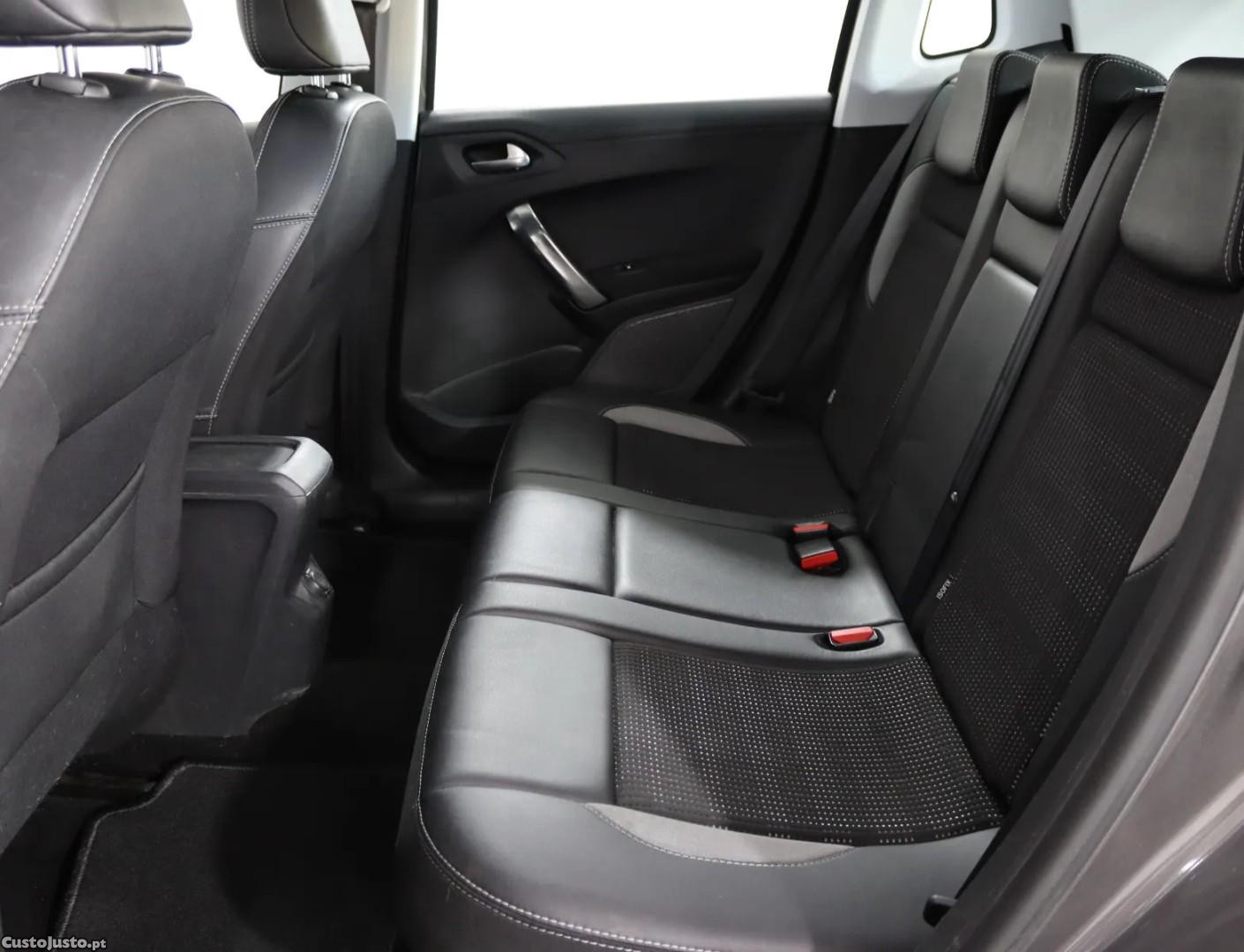 Peugeot 2008 1.2 PureTech Allure — fotografia 3