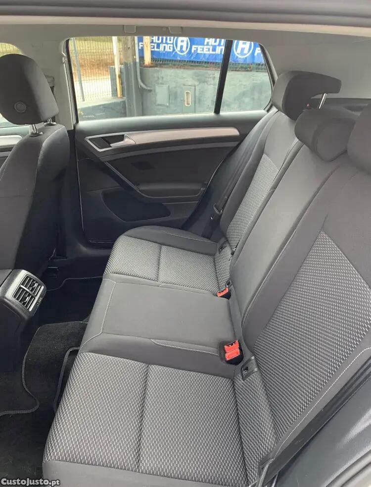 Volkswagen Golf 1.6 TDI Confortline — fotografia 7
