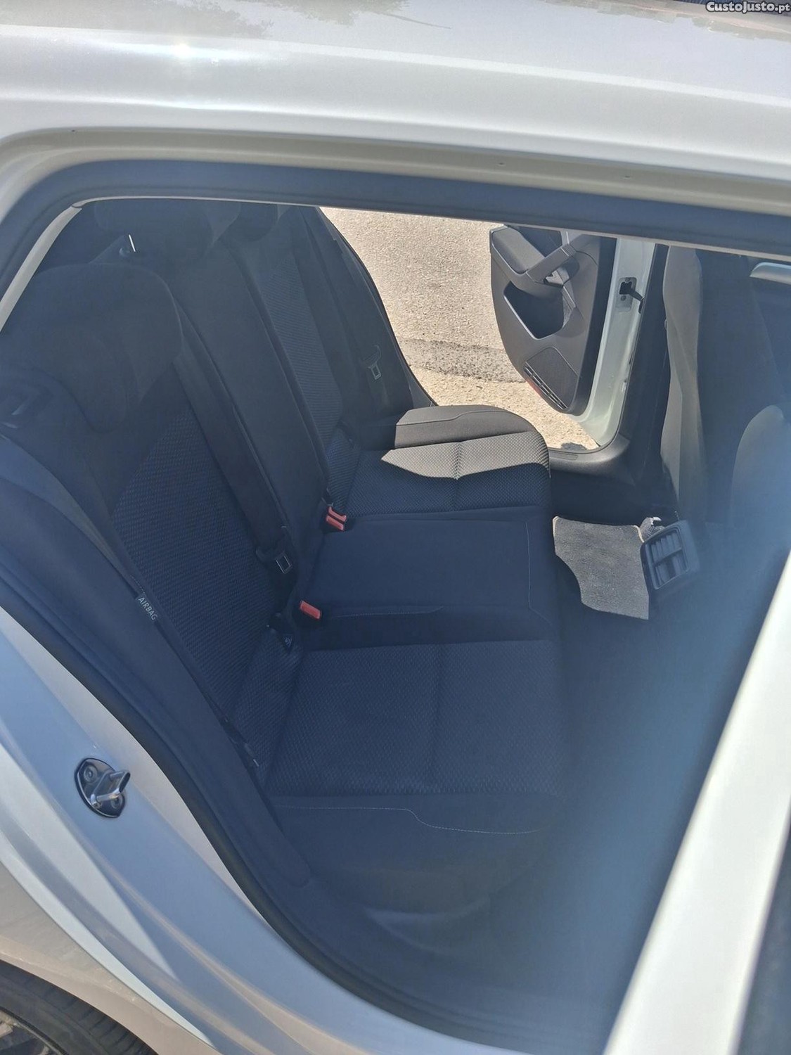 Volkswagen Golf R-Line — fotografia 5