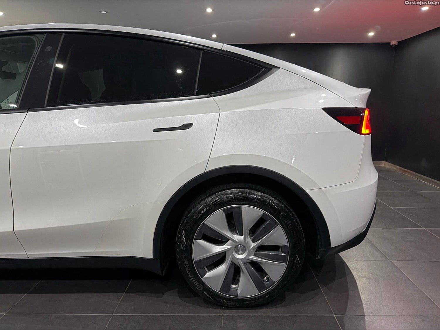 Tesla Model Y Long Range Dual Motor AWD — fotografia 21