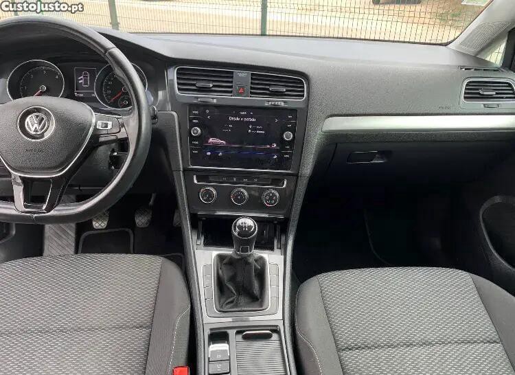 Volkswagen Golf 1.6 TDI Confortline — fotografia 12