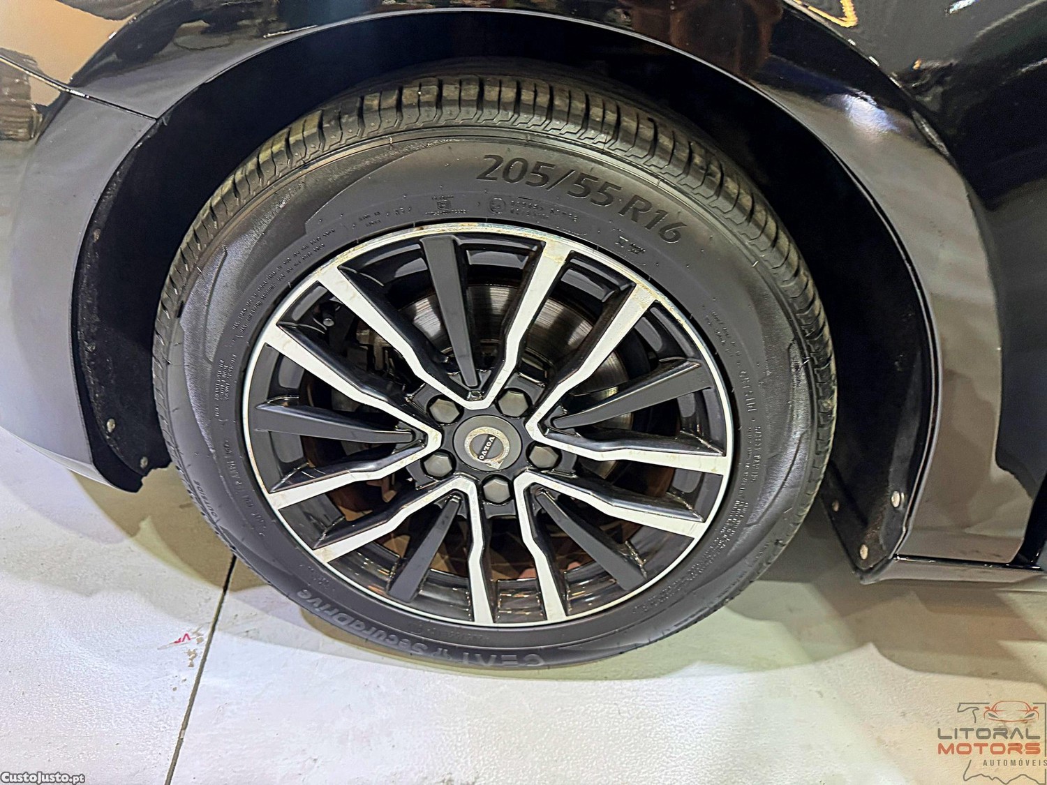 Volvo V40 D2 Black Line — fotografia 14