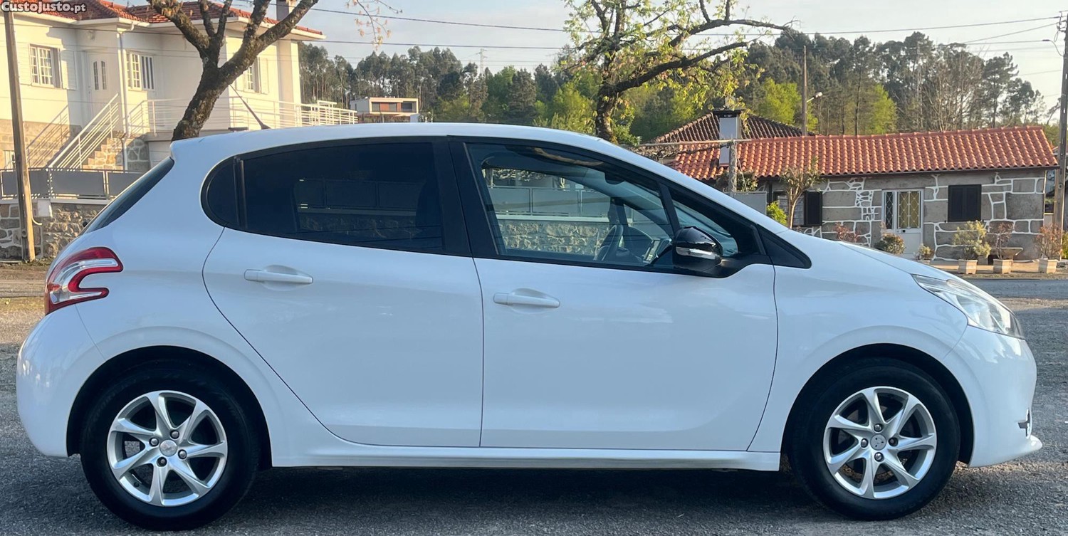 Peugeot 208 1.4 HDI Allure — fotografia 11