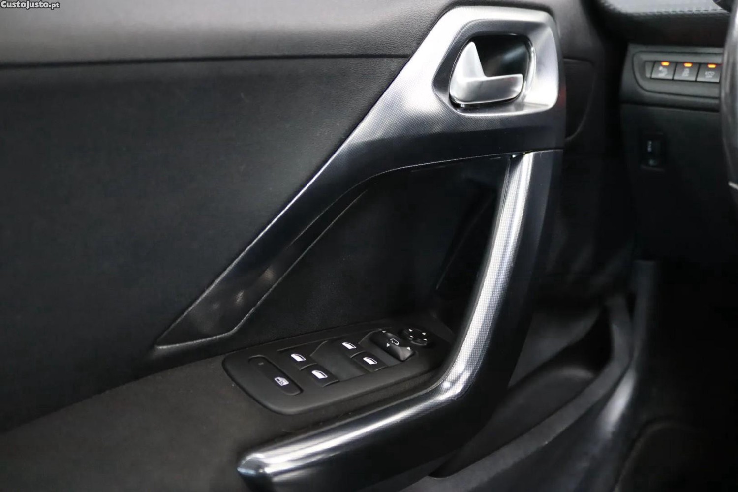 Peugeot 2008 1.2 PureTech Allure — fotografia 8