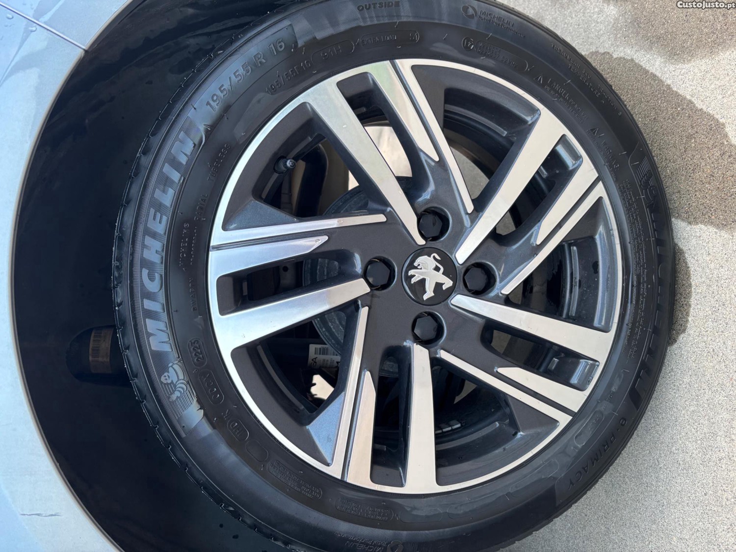 Peugeot 208 1.2 — fotografia 2