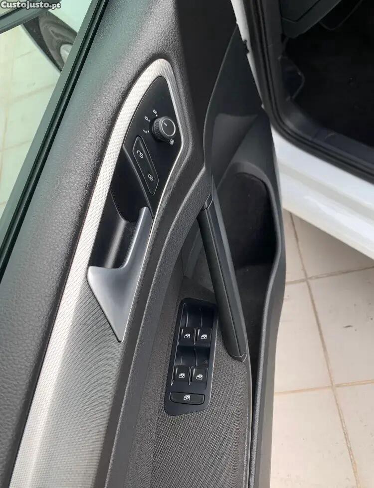 Volkswagen Golf 1.6 TDI Confortline — fotografia 10