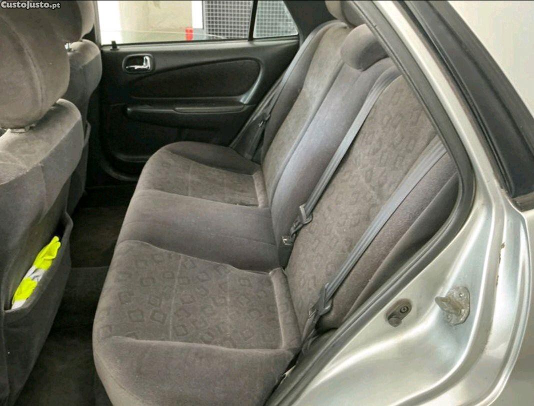 Toyota Corolla salon sol — fotografia 6