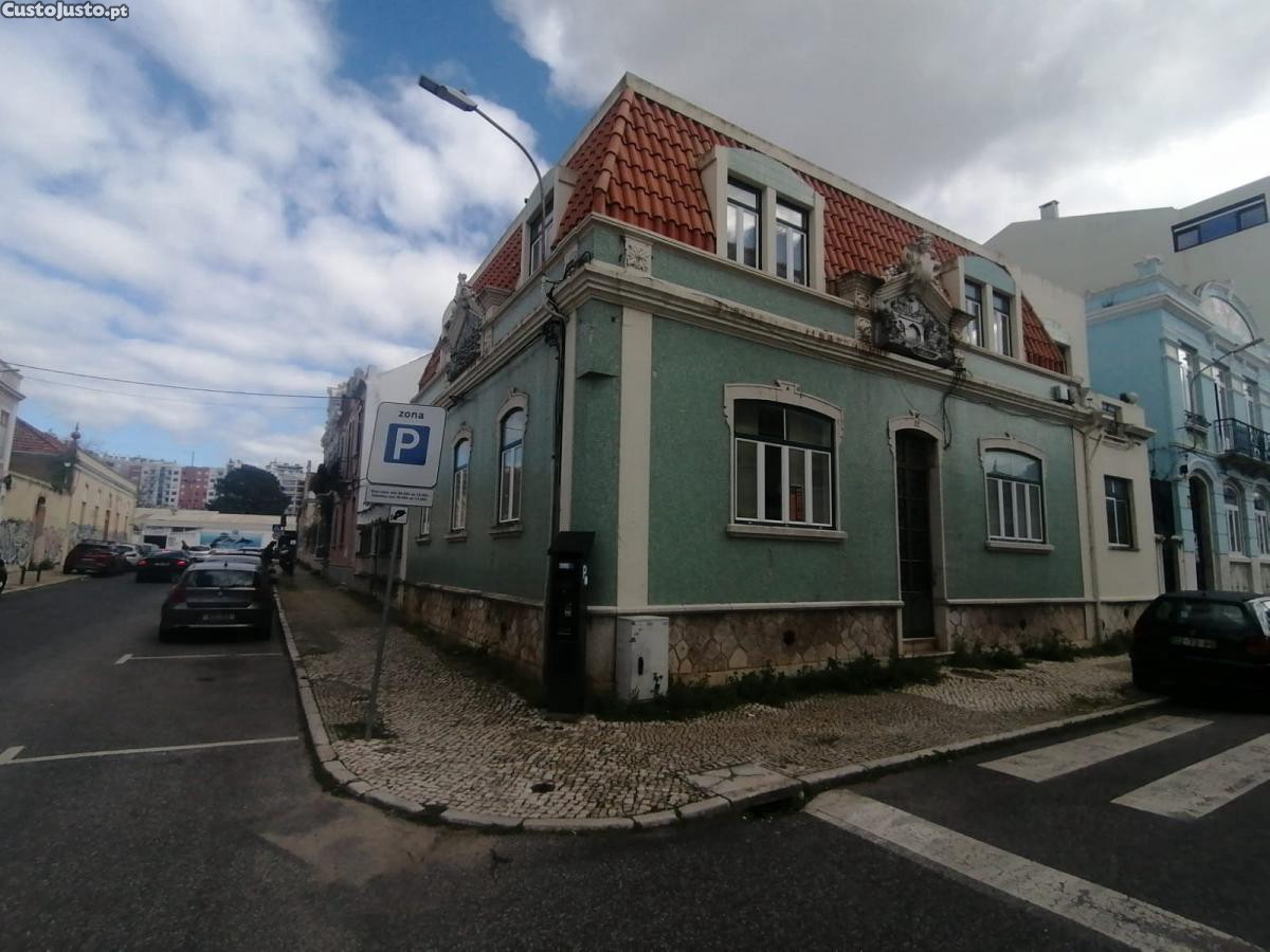 Moradia de 3 Pisos com 20 Divisões e 4 Casas de Banho,