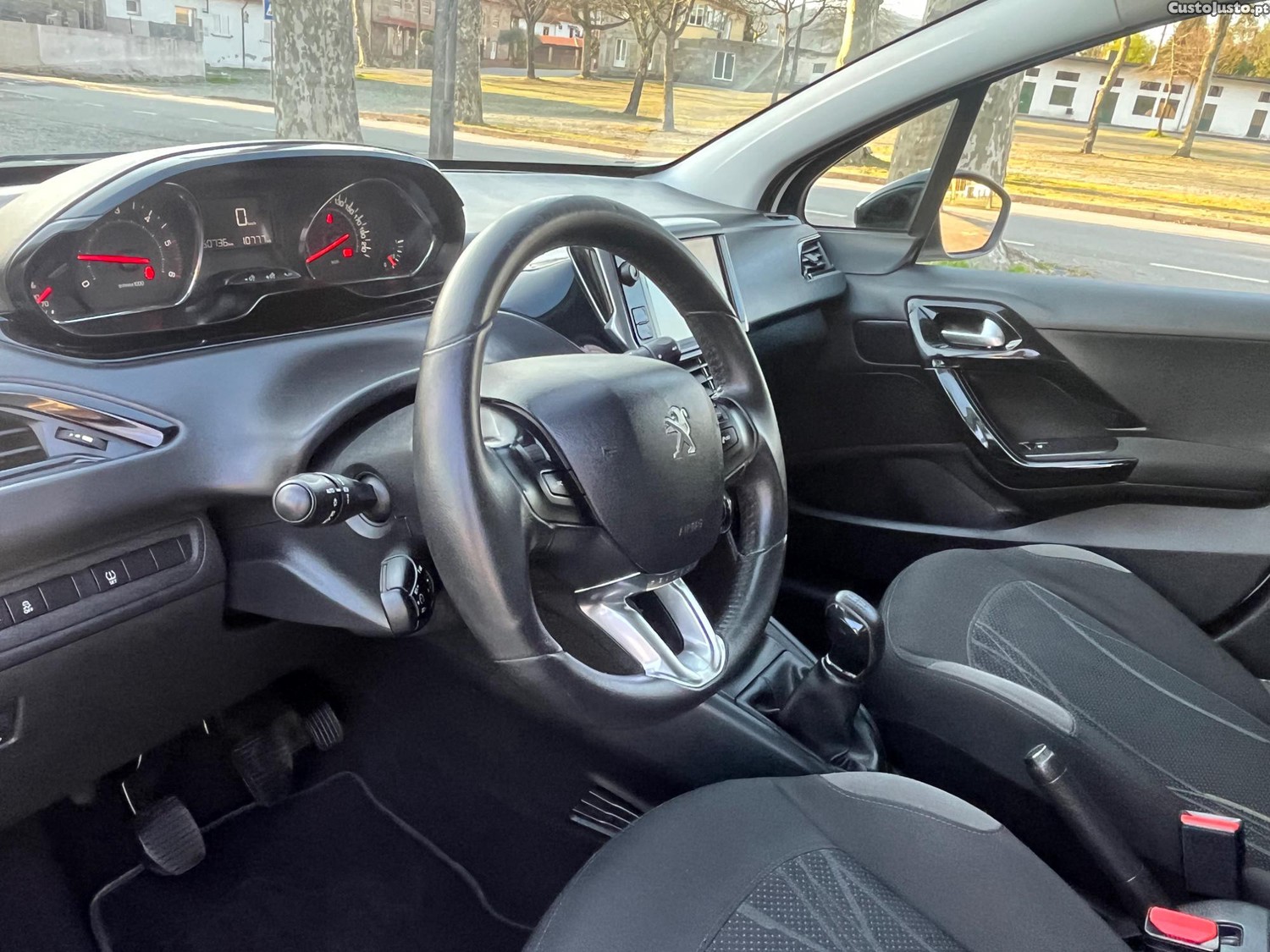 Peugeot 208 1.4 HDI Allure — fotografia 7