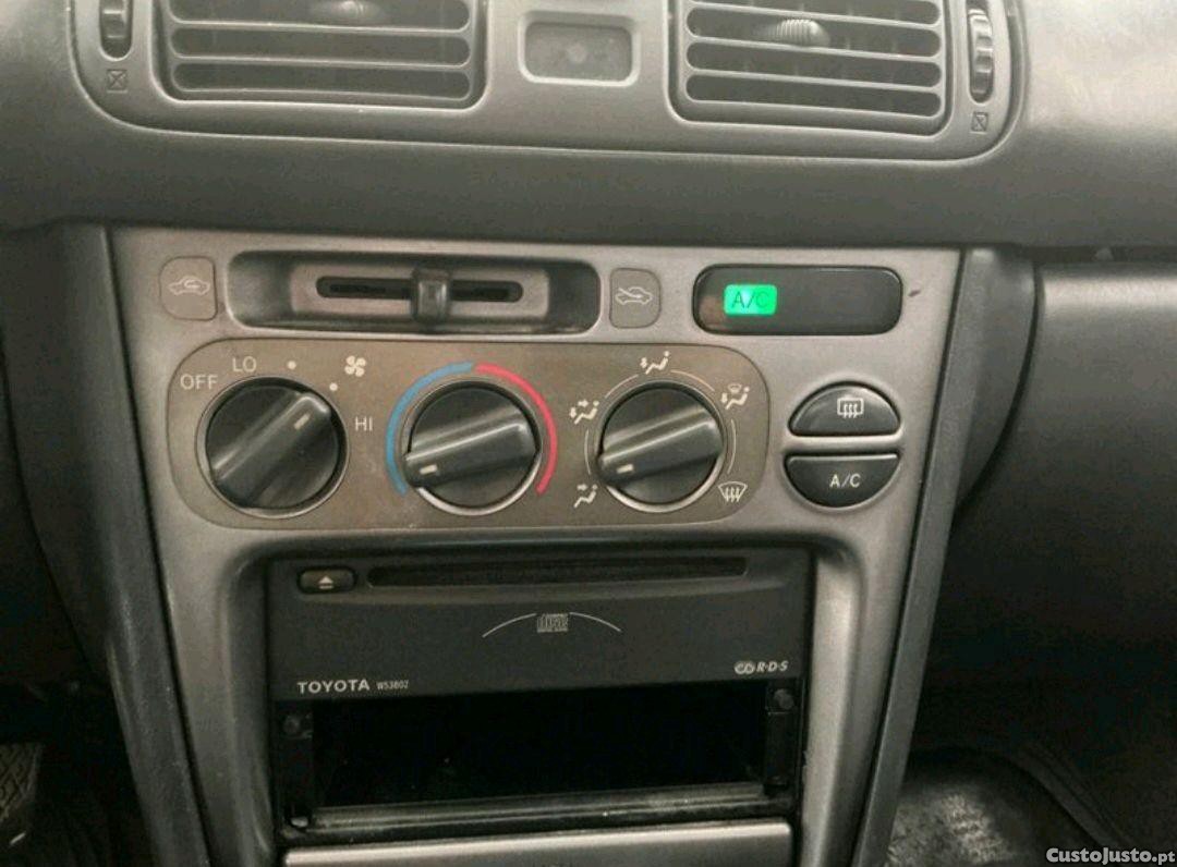 Toyota Corolla salon sol — fotografia 5